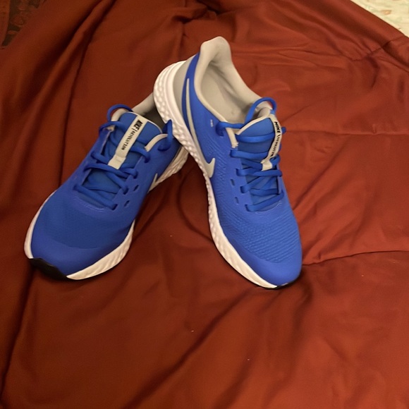 Nike Revolution Athletic Shoe youthsize 7 New never worn. Blue for boy or girl